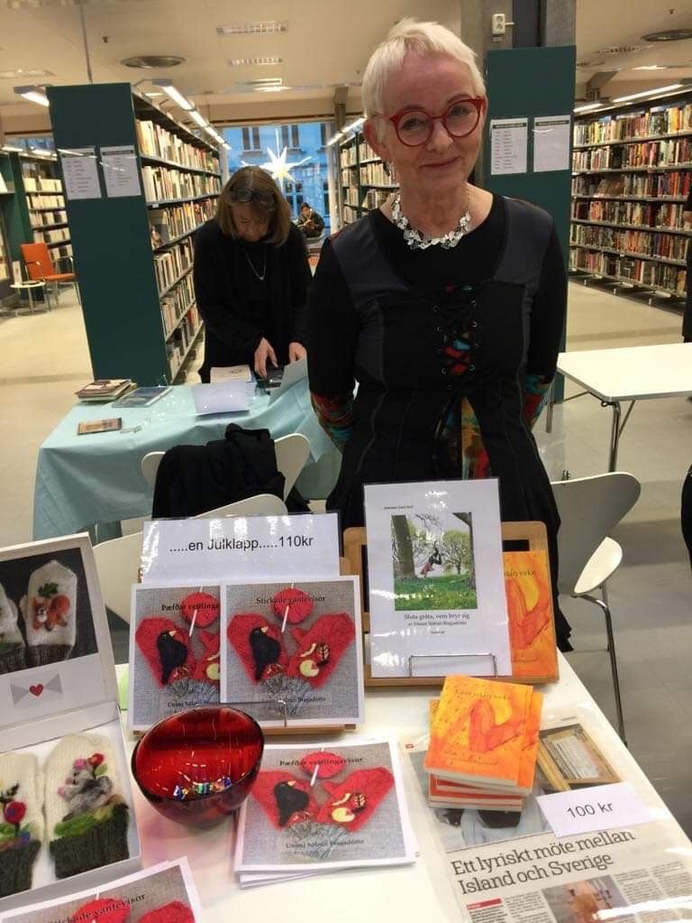 Jag på bokmässan i Lund med min nya bok, Stickade vantevisor.